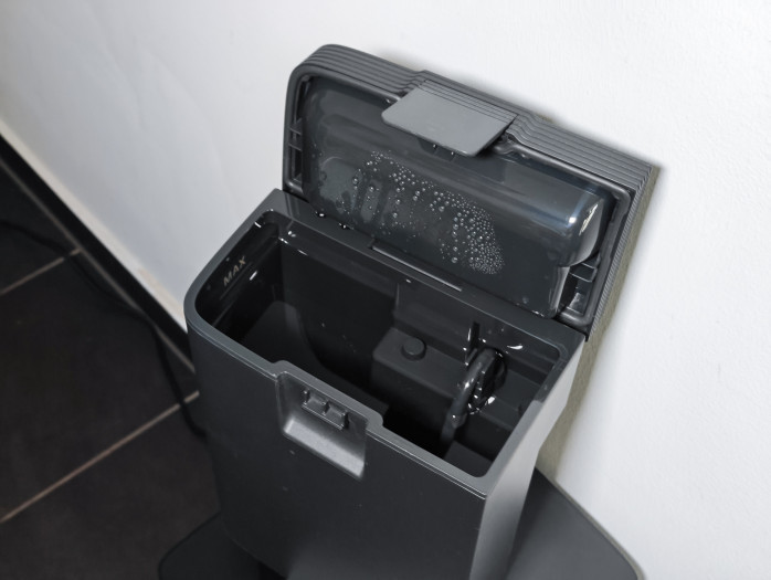 Die Wassertanks fassen jeweils drei Liter. (Bild: Tobias Költzsch/Golem.de)