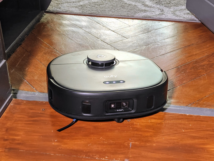 Der X10 Pro Omni schafft es auch über Schwellen in Altbauten. (Bild: Tobias Költzsch/Golem.de)