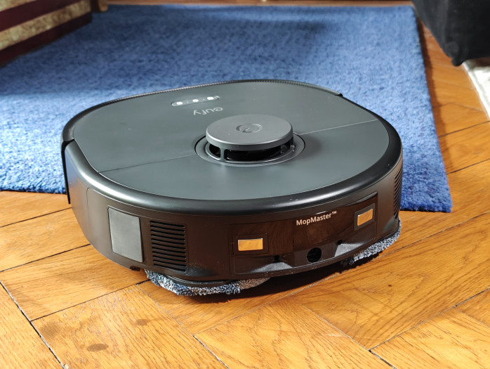 Wechselt der Roboter zwischen Hartböden und Teppich, fahren die Moppaufsätze automatisch hoch. (Bild: Tobias Költzsch/Golem.de)