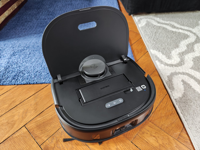 Der Saugroboter ist einfach zu warten. (Bild: Tobias Költzsch/Golem.de)