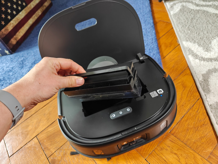 Der interne Staubbehälter lässt sich auch entnehmen und reinigen, wenngleich das dank der Basisstation kaum notwendig ist. (Bild: Tobias Költzsch/Golem.de)