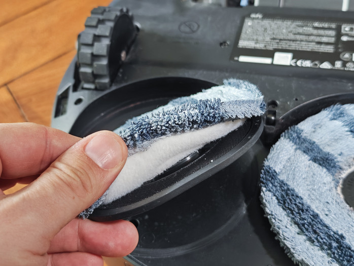 Die Aufsätze lassen sich einfach abnehmen, die Mopps lösen und separat waschen. (Bild: Tobias Költzsch/Golem.de)