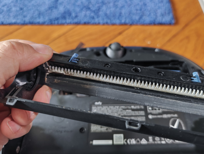 Die Bürstenabdeckung hat einen eingebauten Kamm, der Haare aus der Bürste entfernt. (Bild: Tobias Költzsch/Golem.de)