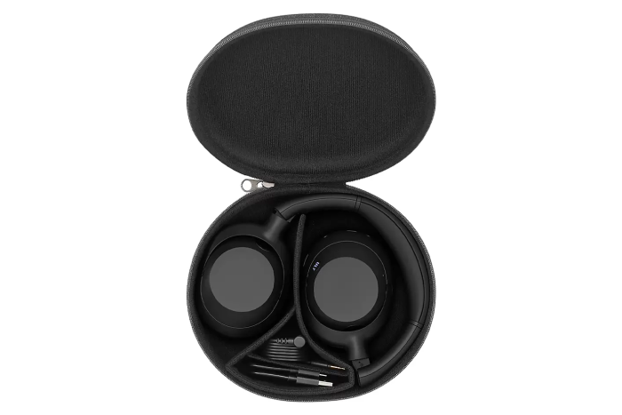 ANC-Kopfhöer Ult Wear in der mitgelieferten Tasche (Bild: Sony)