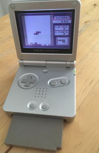 Unser Autor spielt Tetris auf einem abwärtskompatiblen Game Boy Advance SP, der das Schwarz-Weiß-Spiel dezent einfärbt. (Quelle: Medienagentur Plassma)