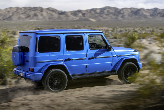 Mit 4,62 m ist der G 580 mehr als einen Meter kürzer als Teslas Cybertruck, aber fast genau so schwer. (Foto: Mercedes-Benz)
