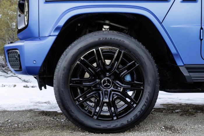 Während hinten eine Starrachse eingebaut ist, gibt es vorn eine Einzelradaufhängung. (Foto: Mercedes-Benz)