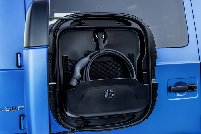 Statt des Ersatzrads an der Heckwand lässt sich in einer Box das Ladekabel unterbringen. (Foto: Mercedes-Benz)
