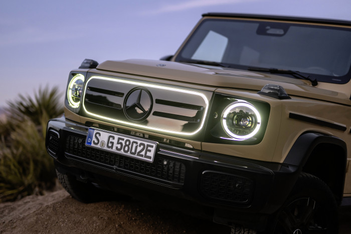 Die Konturbeleuchtung am Kühlergrill lässt sich auch während der Fahrt einschalten. (Foto: Mercedes-Benz)