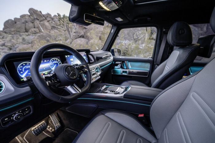 Die Mittelkonsole wurde beibehalten, obwohl sie nicht mehr für den Kardantunnel benötigt wird. (Foto: Mercedes-Benz)