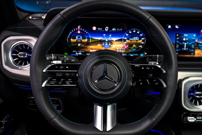 Am Lenkrad gibt es zusätzliche Hebel für die Rekuperation. (Foto: Mercedes-Benz)