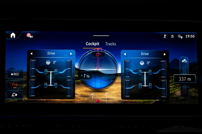 Auf dem Bildschirm werden unter anderem die Neigungswinkel angezeigt. (Foto: Mercedes-Benz)