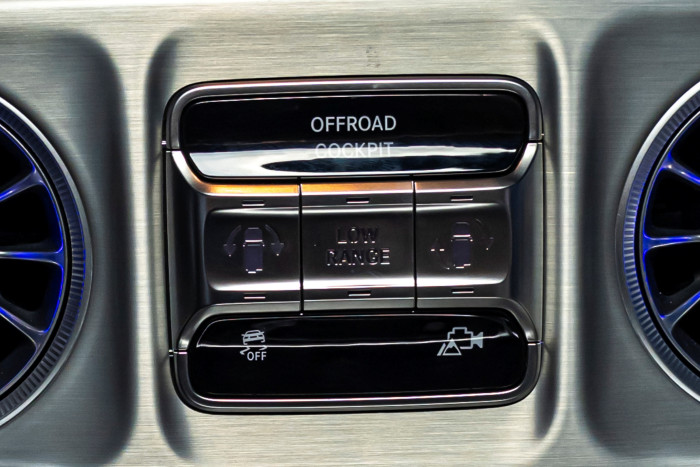 Im Offroad Cockpit lassen sich keine Differentialsperren aktivieren, sondern der G-Turn oder das G-Steering. (Foto: Mercedes-Benz)
