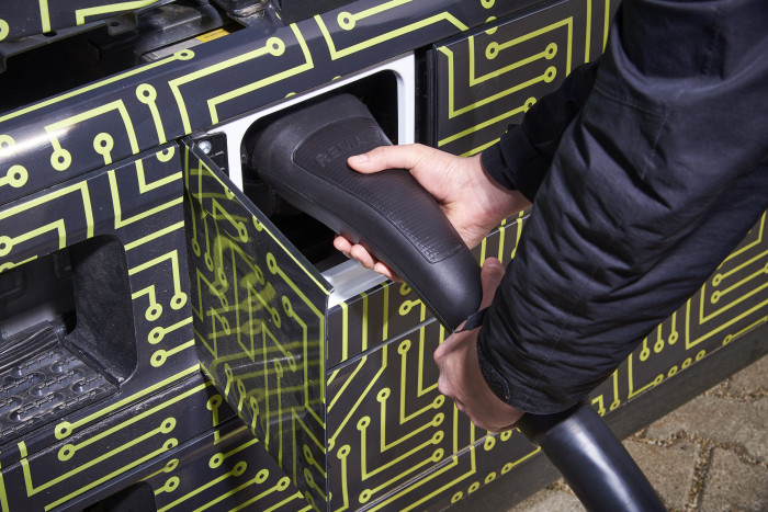 Dazu entwickelt die Industrie den bisherigen CCS-Standard zum MCS-Standard weiter. (Foto: Mercedes-Benz)