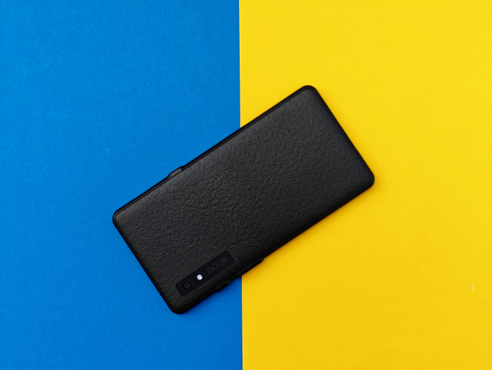 Die Rückseite des gut verarbeiteten Gerätes ist aus Kunststoff mit einer Steinoptik. (Bild: Tobias Költzsch/Golem.de)