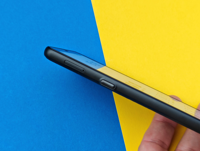 Auf der linken Seite hat der Boox Palma noch einen frei belegbaren Extrabutton. (Bild: Tobias Költzsch/Golem.de)