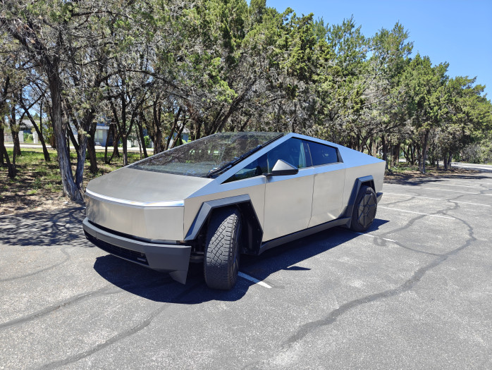 Die Foundation Edition des Cybertrucks hat Dual-Motor-Allradantrieb, 600 PS und eine Karosserie aus Edelstahl. (Bild: Tobias Költzsch/Golem.de)