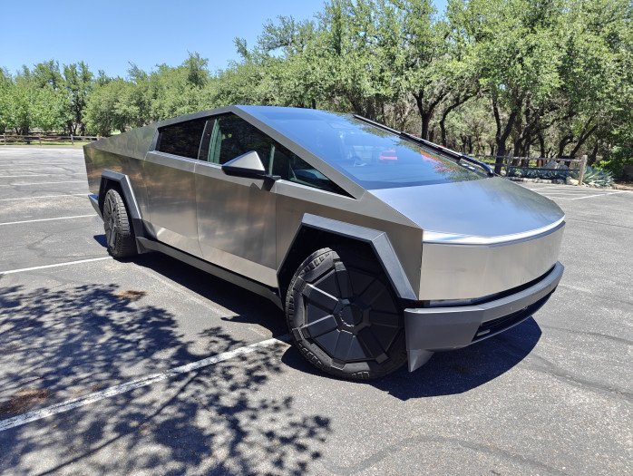 Unser Modell hat noch die Radkappen, die in die Reifen übergehen. (Bild: Tobias Költzsch/Golem.de)