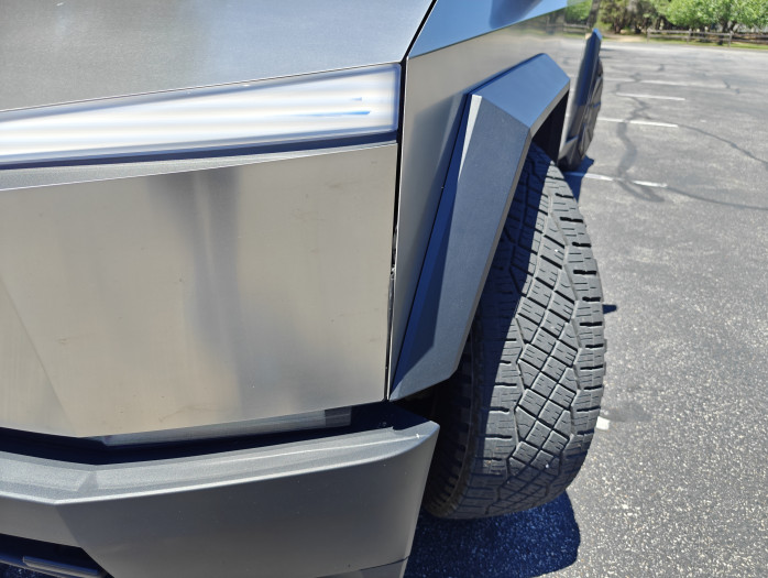 Am Frunk sind bereits erste Qualitätsprobleme zu erkennen - eine Dichtung wird aus der Karosserie gepresst. (Bild: Tobias Költzsch/Golem.de)