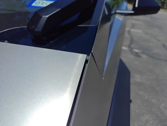 Auch am Kotflügel auf der Fahrerseite passen die Panels nicht zusammen. (Bild: Tobias Költzsch/Golem.de)