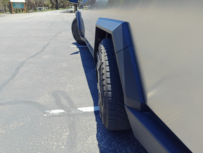 In der geparkten Position gut zu erkennen: die eingeschlagene Hinterradlenkung (Bild: Tobias Költzsch/Golem.de)