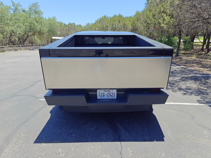 Der Cybertruck hat eine Ladefläche mit Klappe. (Bild: Tobias Költzsch/Golem.de)