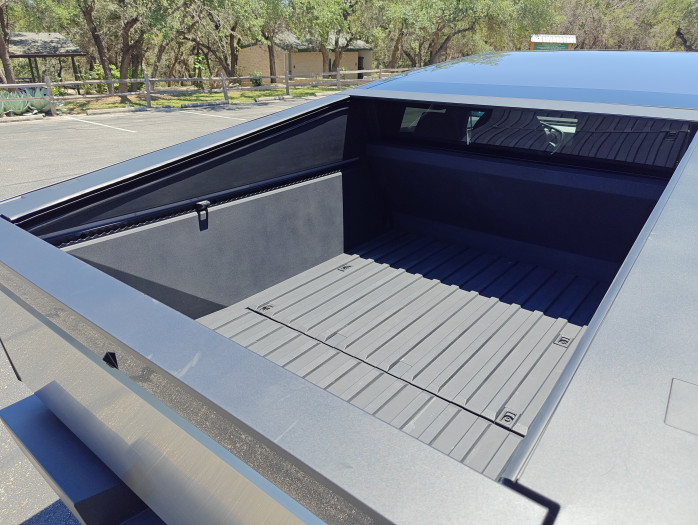 Die Ladefläche ist etwas kleiner als bei herkömmlichen Trucks dieser Größe und hat eine recht hohe Seitenwand. (Bild: Tobias Költzsch/Golem.de)