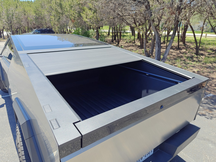 Mit einem Cover lässt sich die Ladefläche komplett verschließen. (Bild: Tobias Költzsch/Golem.de)