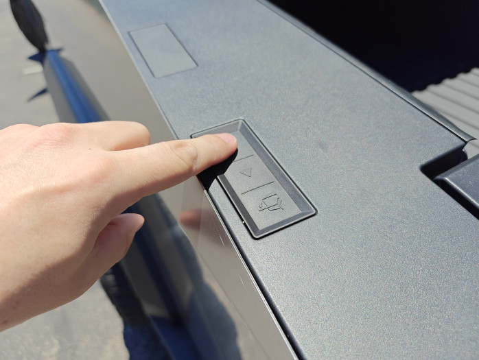 Bedient wird das sogenannte Tonneau-Cover über Buttons am Heck des Fahrzeugs oder über das Infotainmentsystem. (Bild: Tobias Költzsch/Golem.de)