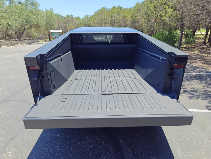 Das Material der Ladefläche wirkt sehr stabil. (Bild: Tobias Költzsch/Golem.de)