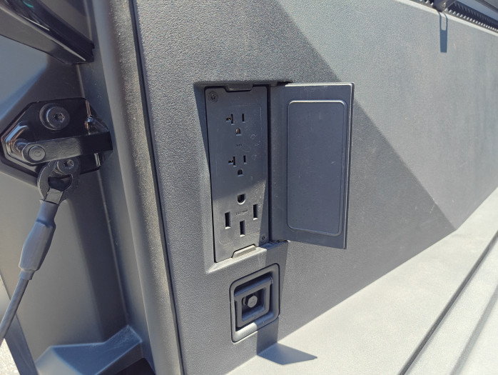 Hinter einer kleinen Klappe befinden sich Wechselstromsteckdosen. (Bild: Tobias Költzsch/Golem.de)