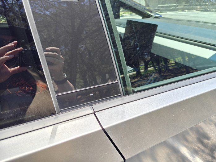 Der Türoffner für die Vordertüren ist in einem Button in der B-Säule untergebracht. (Bild: Tobias Költzsch/Golem.de)