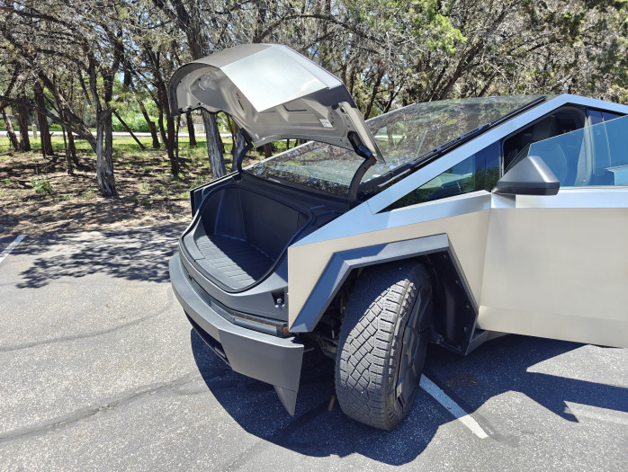 Der Frunk bietet zusätzlichen Stauraum. (Bild: Tobias Költzsch/Golem.de)