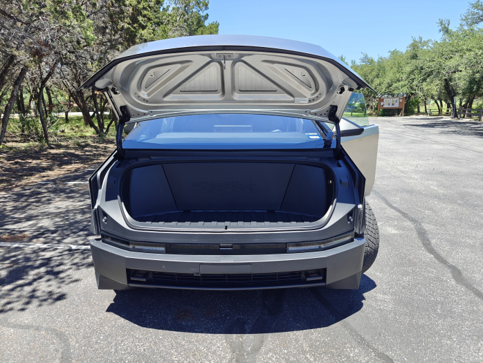 In den Frunk passen kleinere Gepäckstücke oder auch Einkäufe. (Bild: Tobias Költzsch/Golem.de)