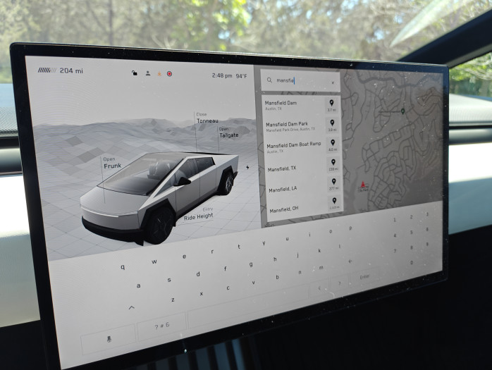 Das Infotainmentsystem ist wie von Tesla gewohnt sehr flüssig und reagiert gut auf unsere Eingaben. (Bild: Tobias Költzsch/Golem.de)