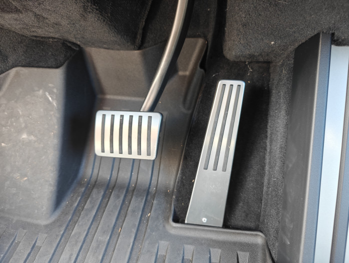 Unser Fahrzeug hatte bereits die Nietenmodifikation am Strompedal. (Bild: Tobias Költzsch/Golem.de)