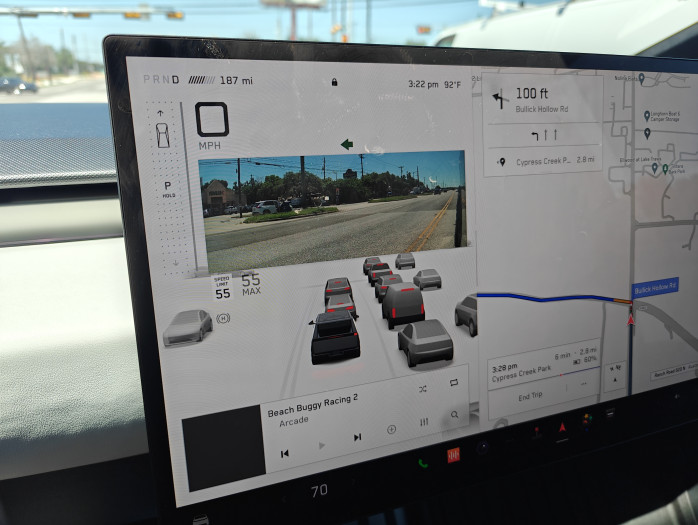 Der Cybertruck erkennt den Verkehr und blendet beim Blinken ein Kamerabild ein, das den toten Winkel abdeckt. (Bild: Tobias Költzsch/Golem.de)