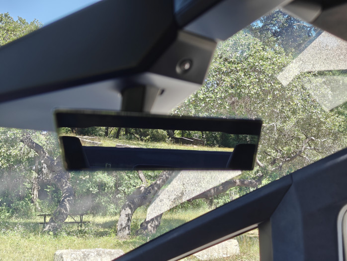 Auch für die Rücksicht gibt es eine Kamera - wohlweislich, da der Blick in den Rückspiegel eher wenig aussagekräftig ist. Bei geschlossener Ladefläche ist die Rücksicht durch den Spiegel komplett verdeckt. (Bild: Tobias Költzsch/Golem.de)