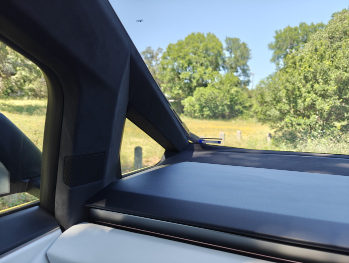 Die A-Säule ist aufgrund der langgezogenen Windschutzscheibe sehr ausgeprägt - und versperrt vor allem in Linkskurven die Sicht. (Bild: Tobias Költzsch/Golem.de)