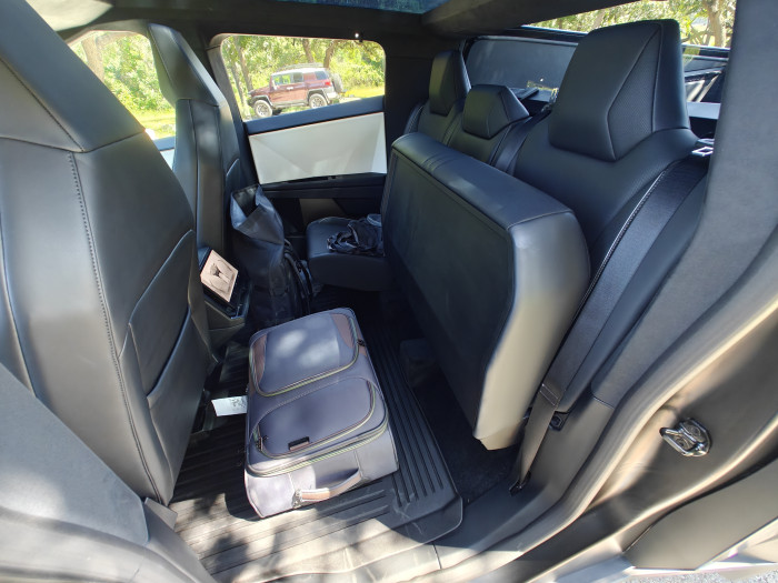 Die Rückbank lässt sich hochklappen und bietet zusätzlichen Stauraum. (Bild: Tobias Költzsch/Golem.de)