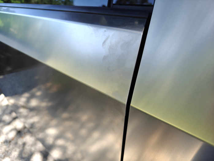 Auf der Edelstahlkarosserie sammeln sich schnell Fingerabdrücke. (Bild: Tobias Költzsch/Golem.de)