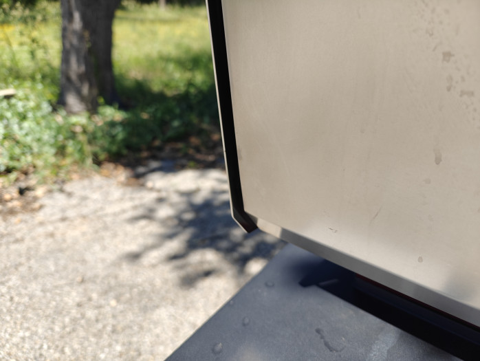 Die Verarbeitungsqualität am Heck lässt etwas zu wünschen übrig: Auf der linken Seite ragt das seitliche Panel ...