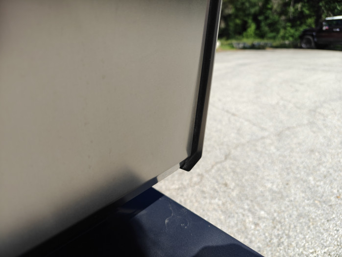 ... weniger stark heraus als sein Pendant auf der rechten Seite. (Bild: Tobias Költzsch/Golem.de)