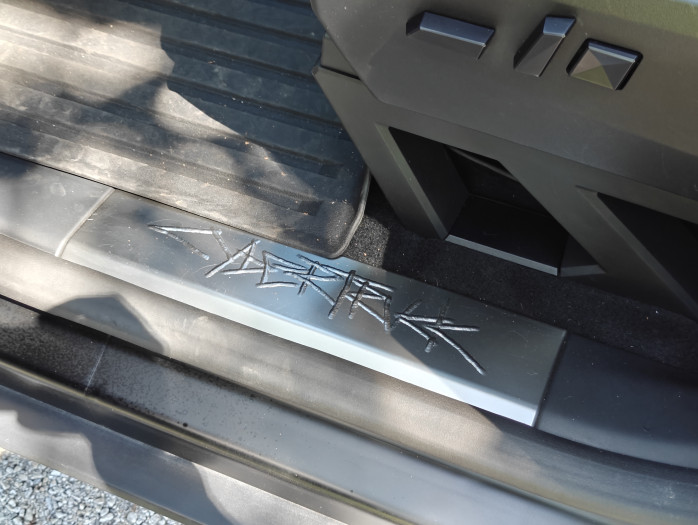 Im Einstieg findet sich der Schriftzug des Cybertrucks. (Bild: Tobias Költzsch/Golem.de)