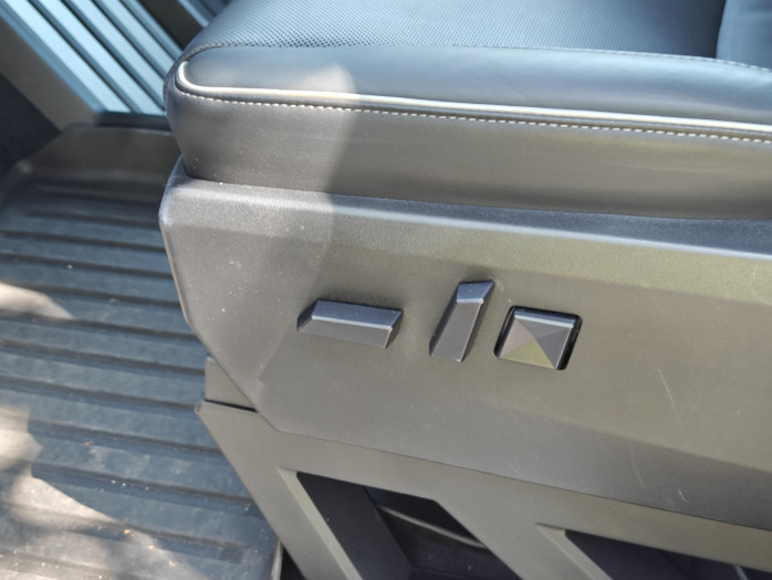 Die Sitzeinstellung des Cybertrucks (Bild: Tobias Költzsch/Golem.de)