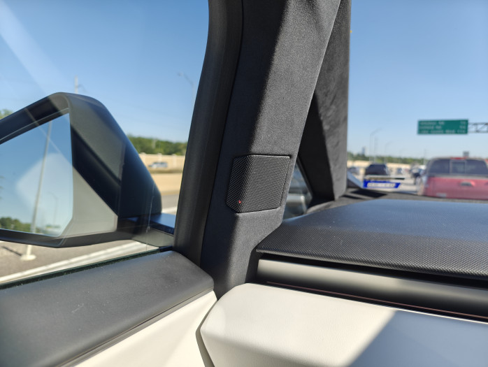 Die Warnlampe für den toten Winkel besteht aus einer einzelnen roten LED. Diese ist bei Sonnenlicht nur schlecht zu erkennen.