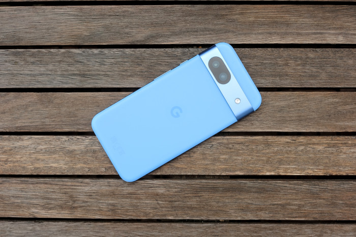 Das Pixel 8a ist direkt auf den ersten Blick als Google-Smartphone identifizierbar. (Bild: Tobias Költzsch/Golem.de)