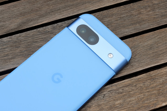 Das Smartphone ist unter anderem in einem auffälligen Blau erhältlich. (Bild: Tobias Költzsch/Golem.de)