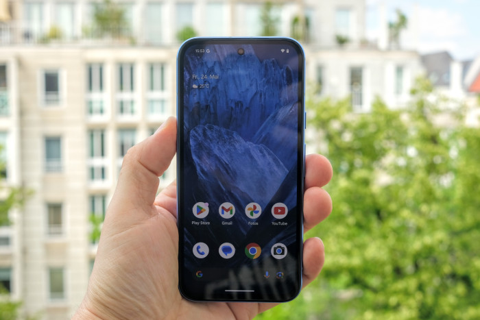 Das Display ist 6,1 Zoll groß und hat eine Bildrate von 120 Hz. (Bild: Tobias Költzsch/Golem.de)