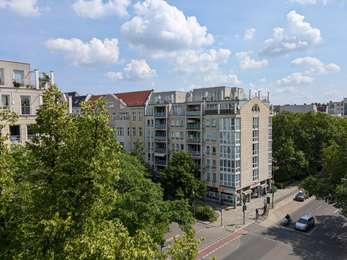 Die Hauptkamera mit 64 Megapixeln stammt aus dem Pixel 7a und macht entsprechend gute Fotos. (Bild: Tobias Költzsch/Golem.de)